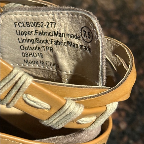 Size 7.5 Stylish Tan Ankle Boots - Picture 9 of 12